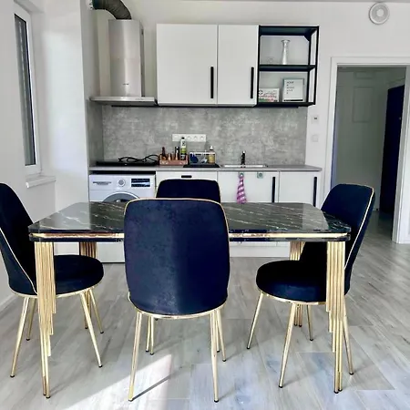 Modern Close To Tram And Airport, Free Parking Prague
