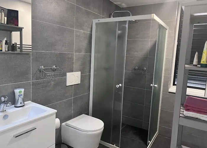Modern Close To Tram And Airport, Free Parking