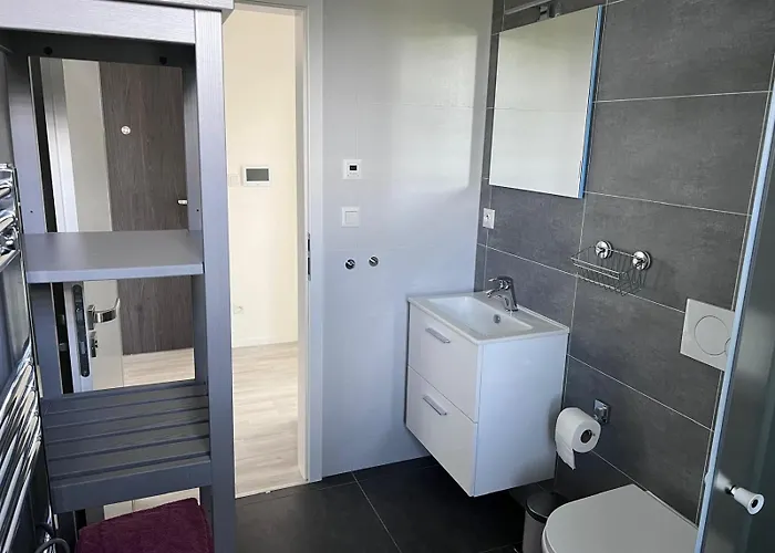 Modern Close To Tram And Airport, Free Parking