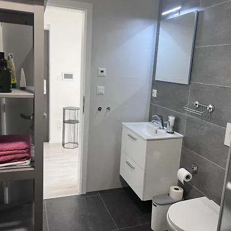 Daire Modern Close To Tram And Airport, Free Parking