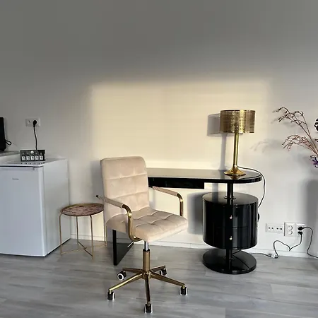Modern Close To Tram And Airport, Free Parking Apartment *