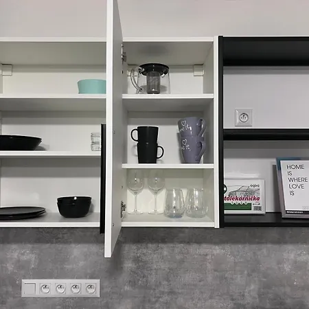 Modern Close To Tram And Airport, Free Parking Apartment