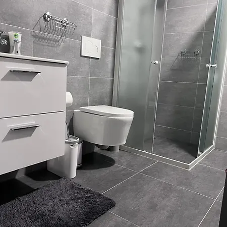 Modern Close To Tram And Airport, Free Parking Apartment Prague