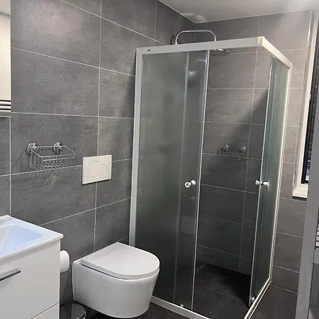 Modern Close To Tram And Airport, Free Parking