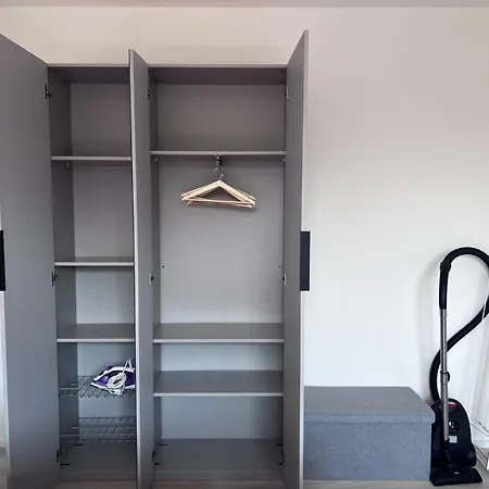 Modern Close To Tram And Airport, Free Parking Apartment Prague