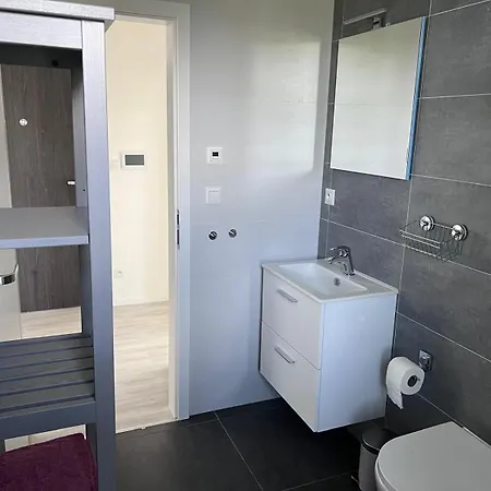 Modern Close To Tram And Airport, Free Parking
