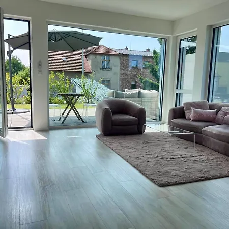 Modern Close To Tram And Airport, Free Parking *