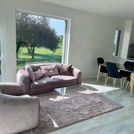 Modern Close To Tram And Airport, Free Parking Apartment