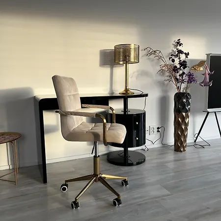 Apartment Modern Close To Tram And Airport, Free Parking *